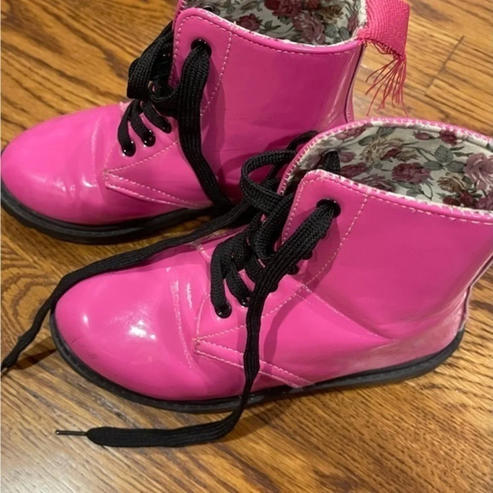 Girls‎ patent leather hot pink combat boots
